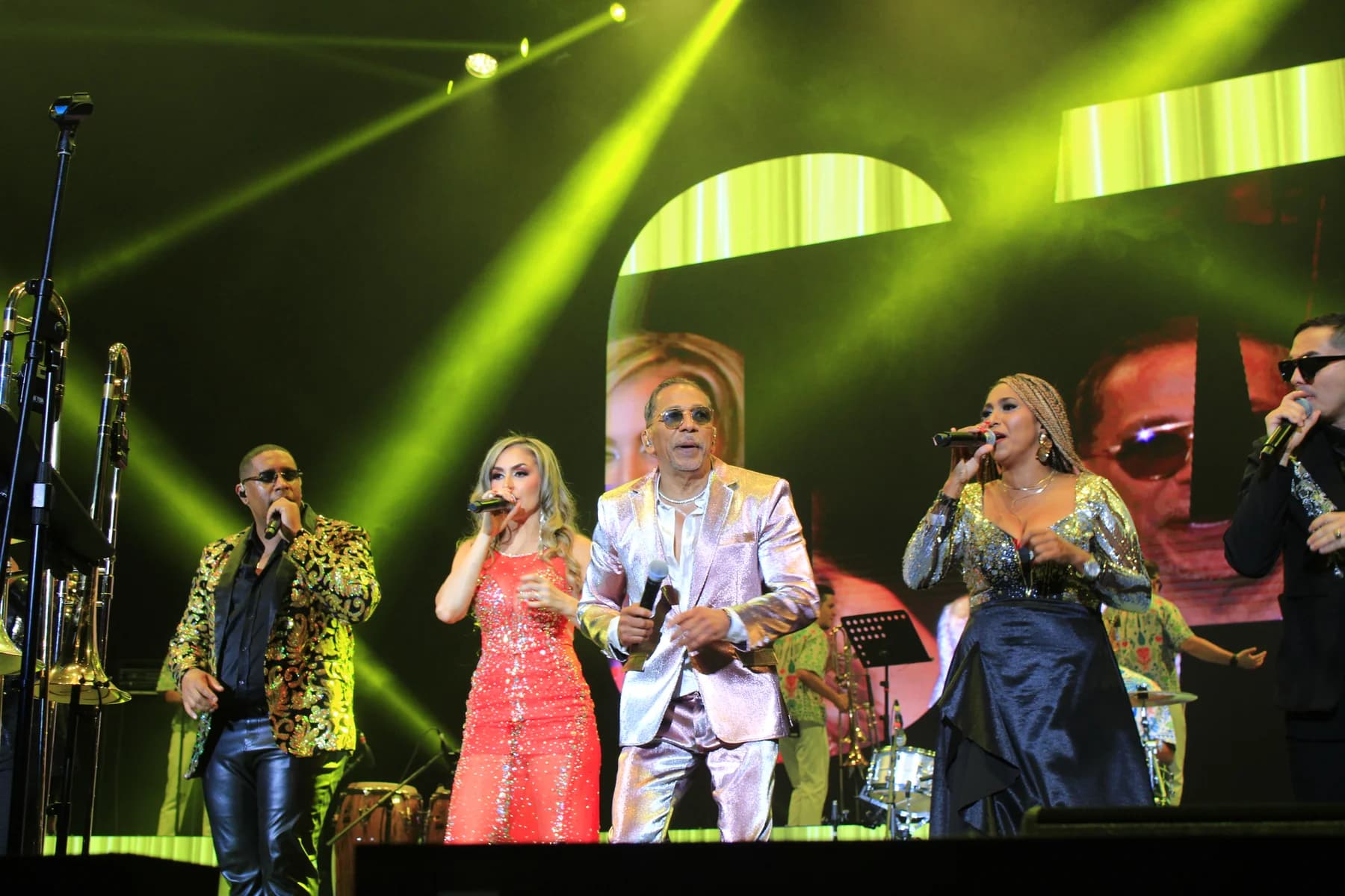 Alberto Barros acompañado por los vocalistas de su orquesta