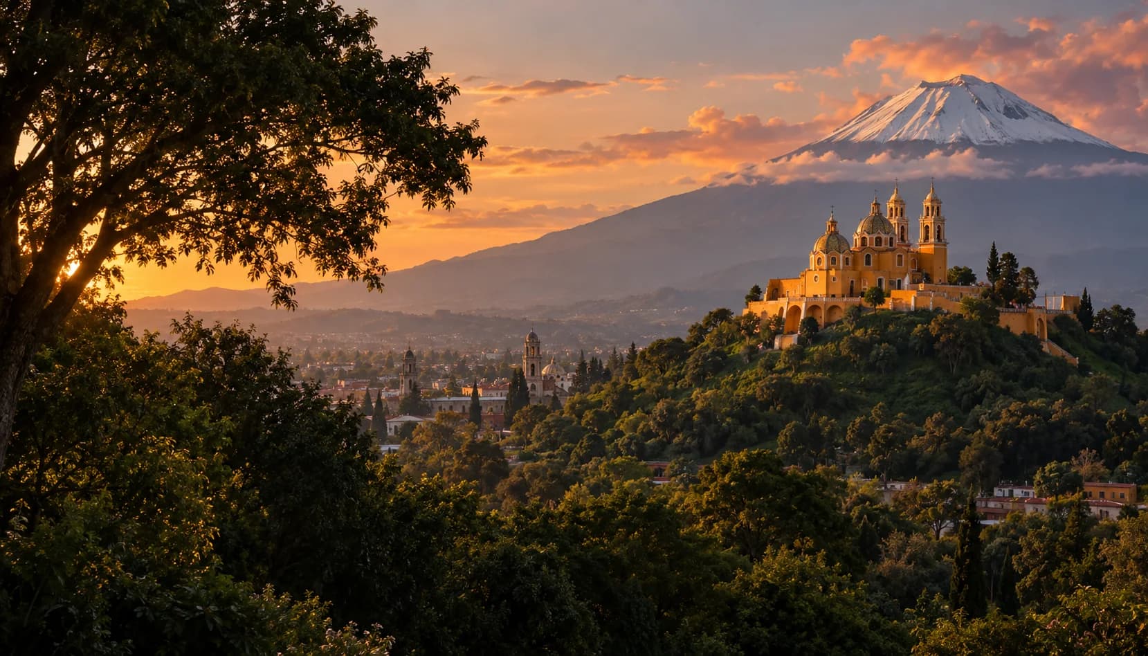 Cholula y el Popocatépetl al atardecer. Imagen ilustrativa.