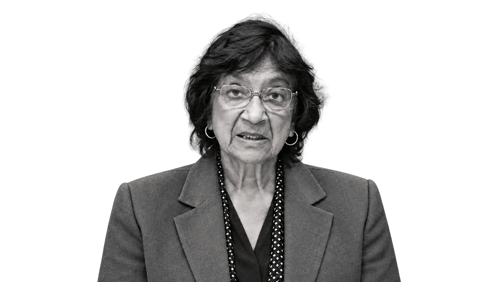 Retrato ilustrativo de Navi Pillay en blanco y negro sobre un fondo geométrico azul de La Suma