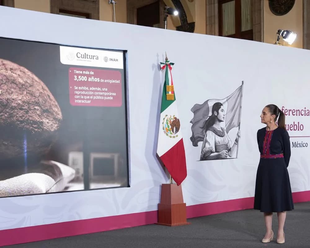 Claudia Sheinbaum observa la exhibición de una pelota de hule prehispánica durante la mañanera del 10 de julio de 2026.