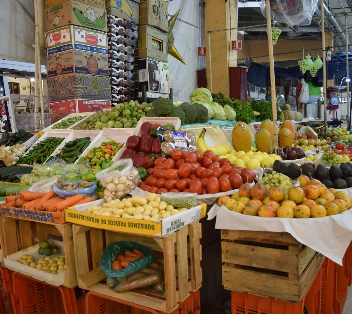 Puesto de frutas y verduras en el mercado de Medellín, en la colonia Roma de Ciudad de México
