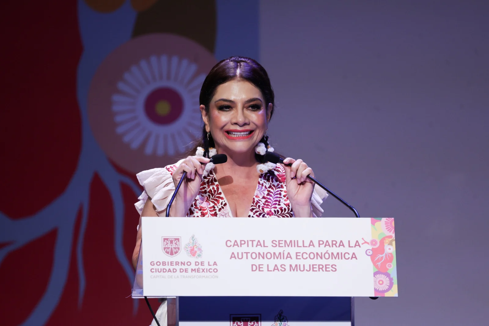 Fotografía del boletín oficial: Entrega Clara Brugada segundo paquete de Capital Semilla para la Autonomía Económica de las Mujeres. Se cuenta con 4 mil historias de emprendedoras que generarán sus propios ingresos