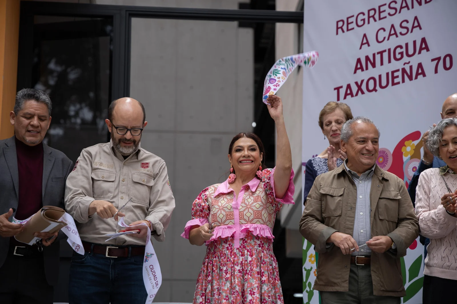 Fotografía del boletín oficial: Entrega Clara Brugada Viviendas a Familias Damnificadas por Sismos del 2017; destaca avance del 97% en proceso de Reconstrucción en la Ciudad con una inversión de 15 mil mdp, de los cuales su administración otorgó 3 mil 500 millones
