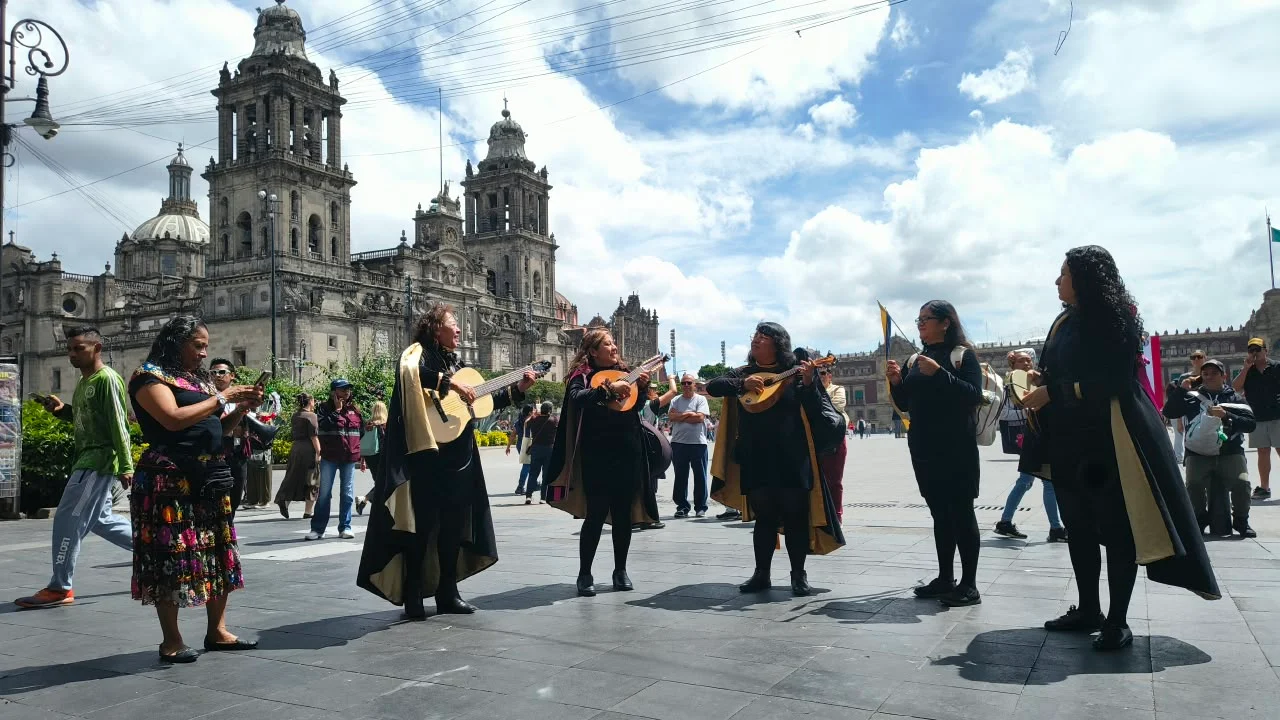 Fotografía del boletín oficial: Estudiantina Infantas de Maipú, de Chile y Tuna femenil ingeniería de la UNAM llevan su música a las calles del Centro Histórico