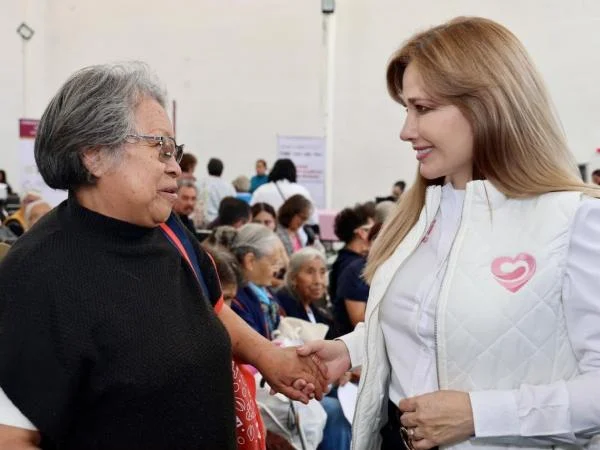 Fotografía del boletín oficial: Beneficencia Pública y Ceci Arellano acercan apoyos auditivos y visuales a familias poblanas.