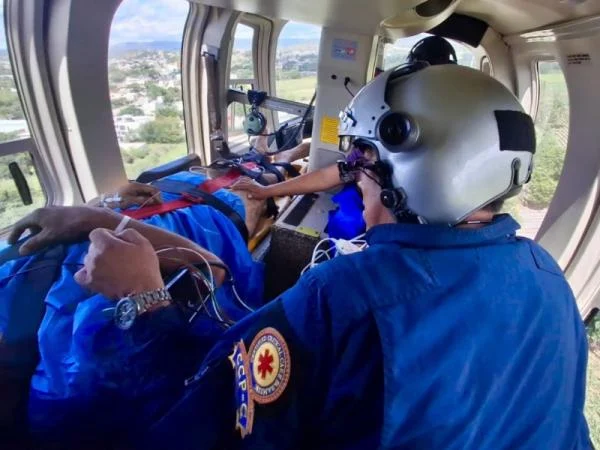 Fotografía del boletín oficial: Con traslado médico aéreo de Acatlán a Tehuacán, gobierno estatal asegura atención oportuna