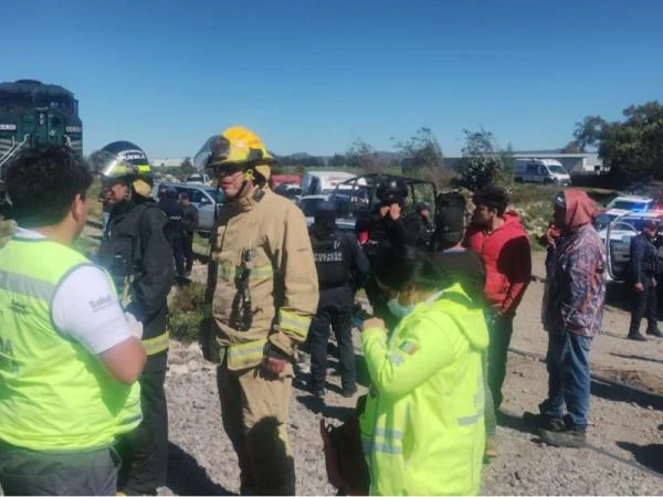 Fotografía del boletín oficial: Atiende Salud estatal a lesionados por accidente entre tren y camioneta en Esperanza