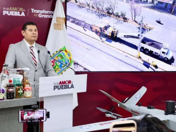 Fotografía del boletín oficial: Con 13 trenes de pavimento gobierno estatal transforma 558 kilómetros de vialidades