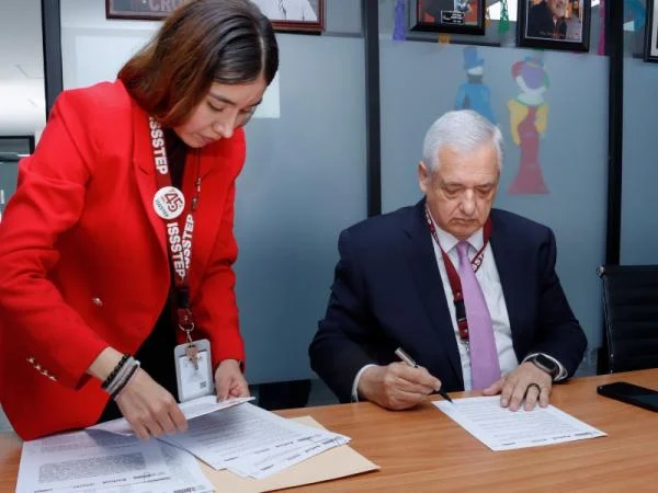 Fotografía del boletín oficial: ISSSTEP y SUTISSSTEP ratifican convenio para incremento salarial