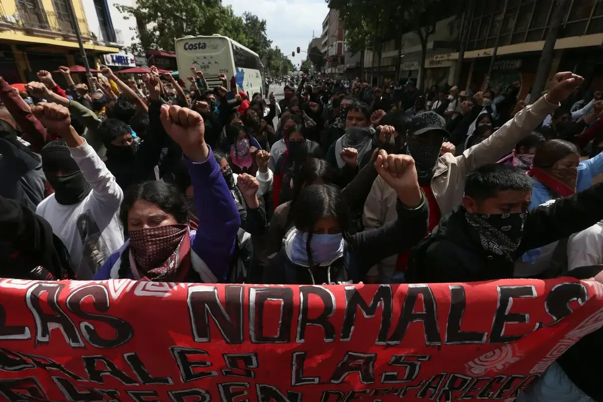 Movilización de normalistas en la cobertura del encuentro de las familias de Ayotzinapa con la Corte