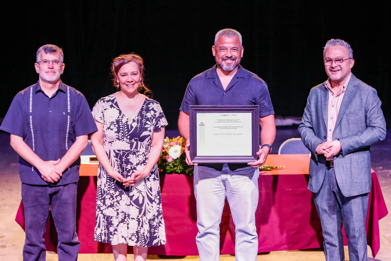 Entrega del premio de dramaturgia a Juan Carlos Valdez González en Mexicali