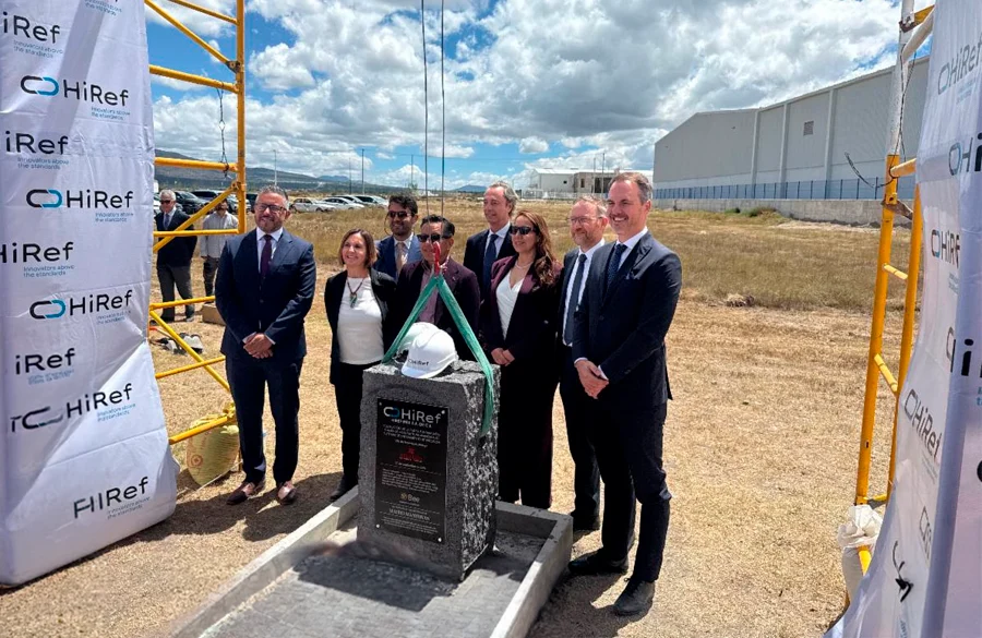 Participantes junto a la primera piedra de la planta de HiRef en Hidalgo